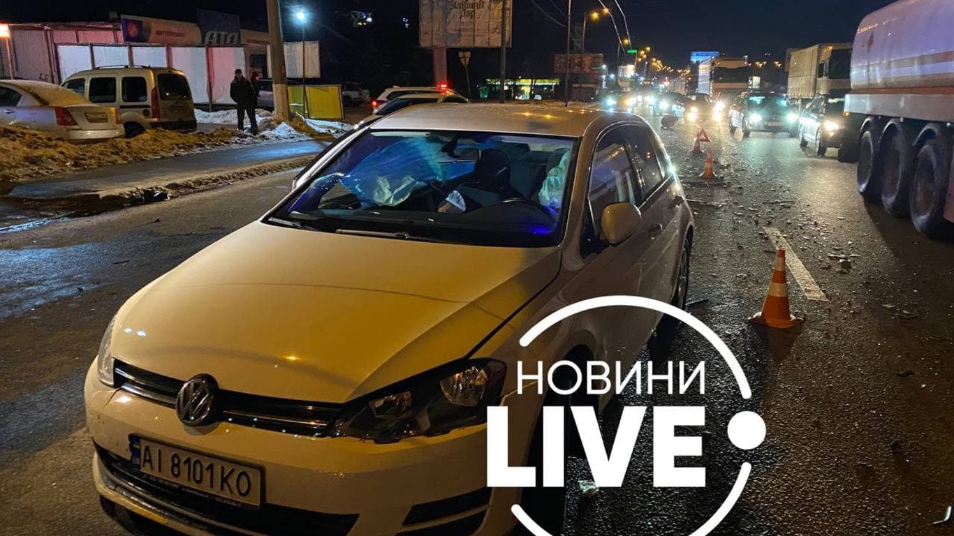 В Киеве из-за неудачного разворота в ДТП погиб человек. Фото