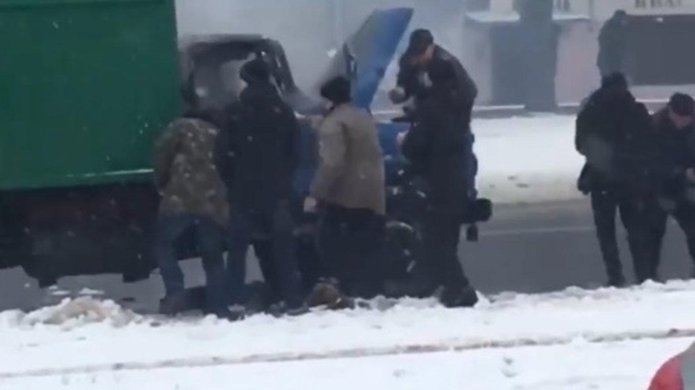 В Харькове на одном из проспектов водители засыпали снегом горящий грузовик