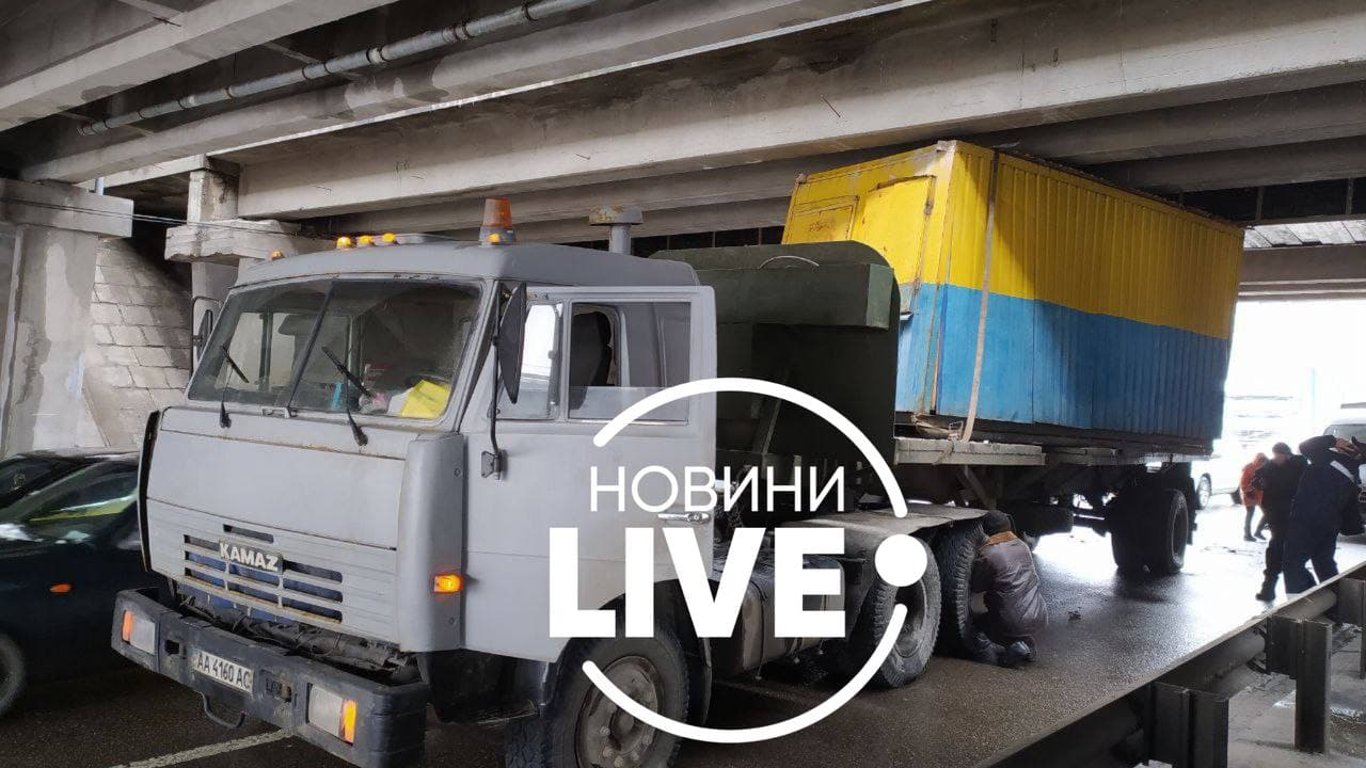 ЧП в Киеве - грузовик повредил мост под метро "Левобережная"