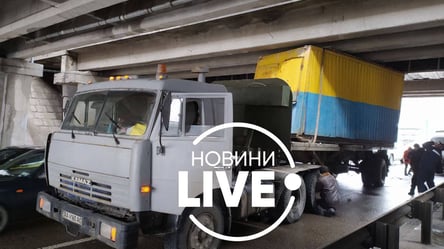 У Києві вантажівка з будівельною будкою пошкодила шляхопровід біля метро "Лівобережна" - 285x160