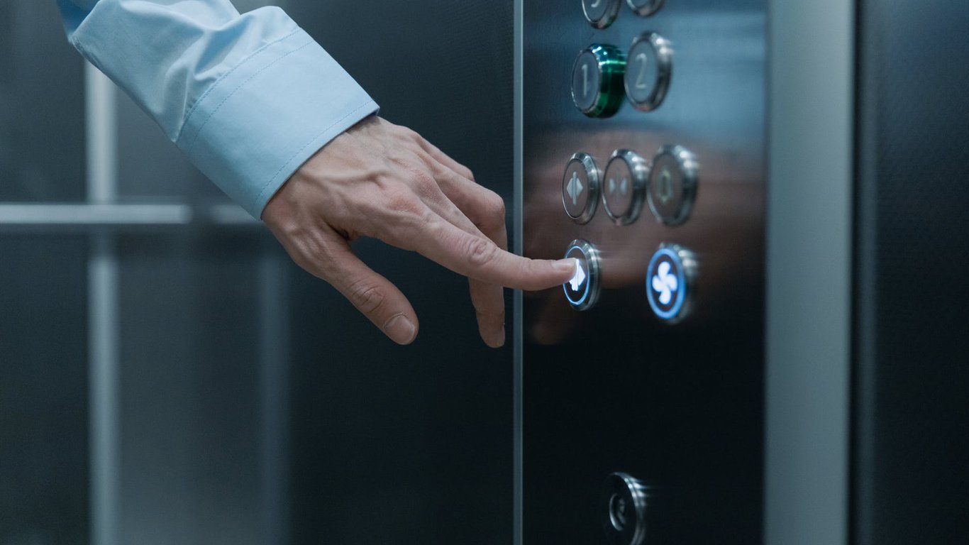 Одесситы жалуются на аварийные лифты в домах