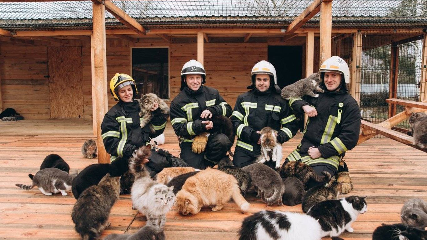 Рятувальники Київської області влаштували з тваринами милу фотосесію