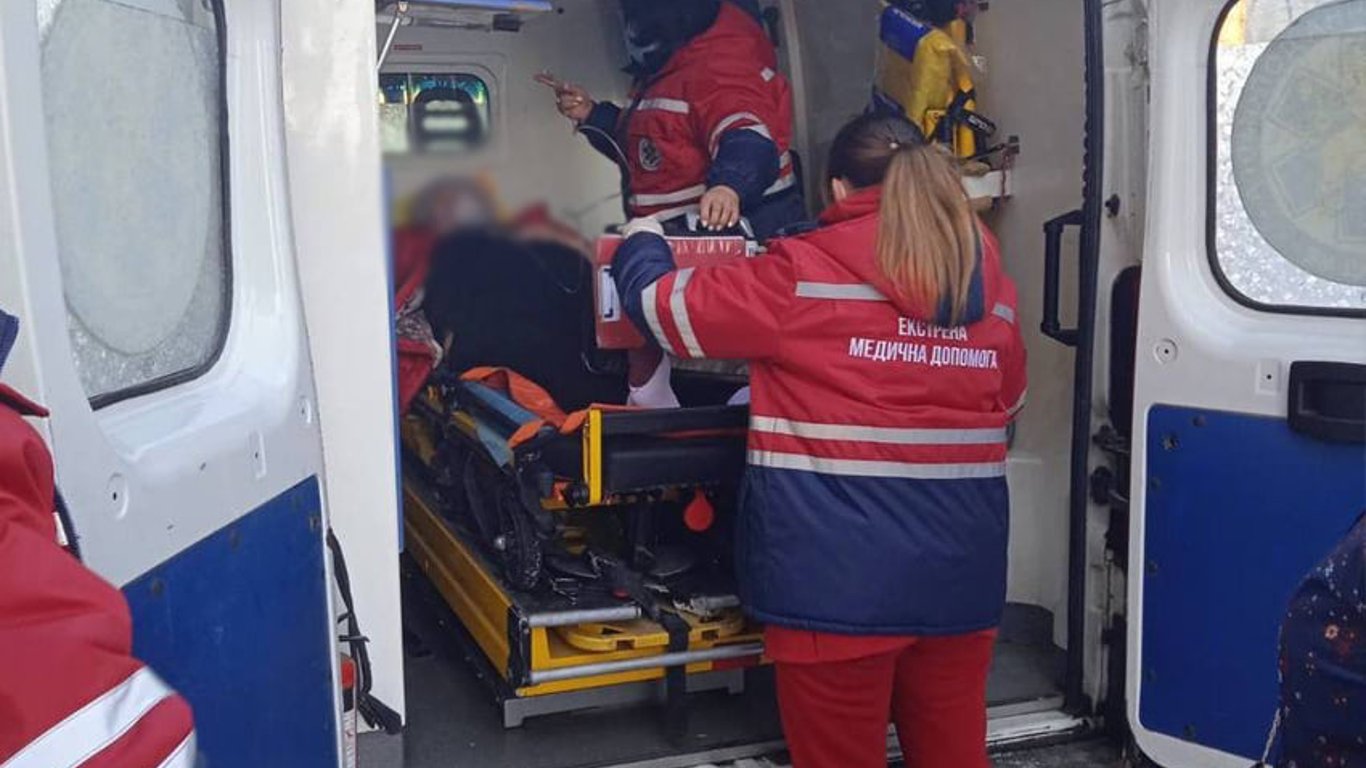 На Львовщине спасатели перенесли больную женщину в скорую-фото