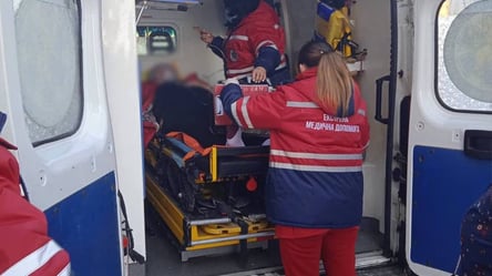 На Львовщине спасатели помогли пожилой женщине добраться до "скорой": что с ней случилось. Фото - 285x160