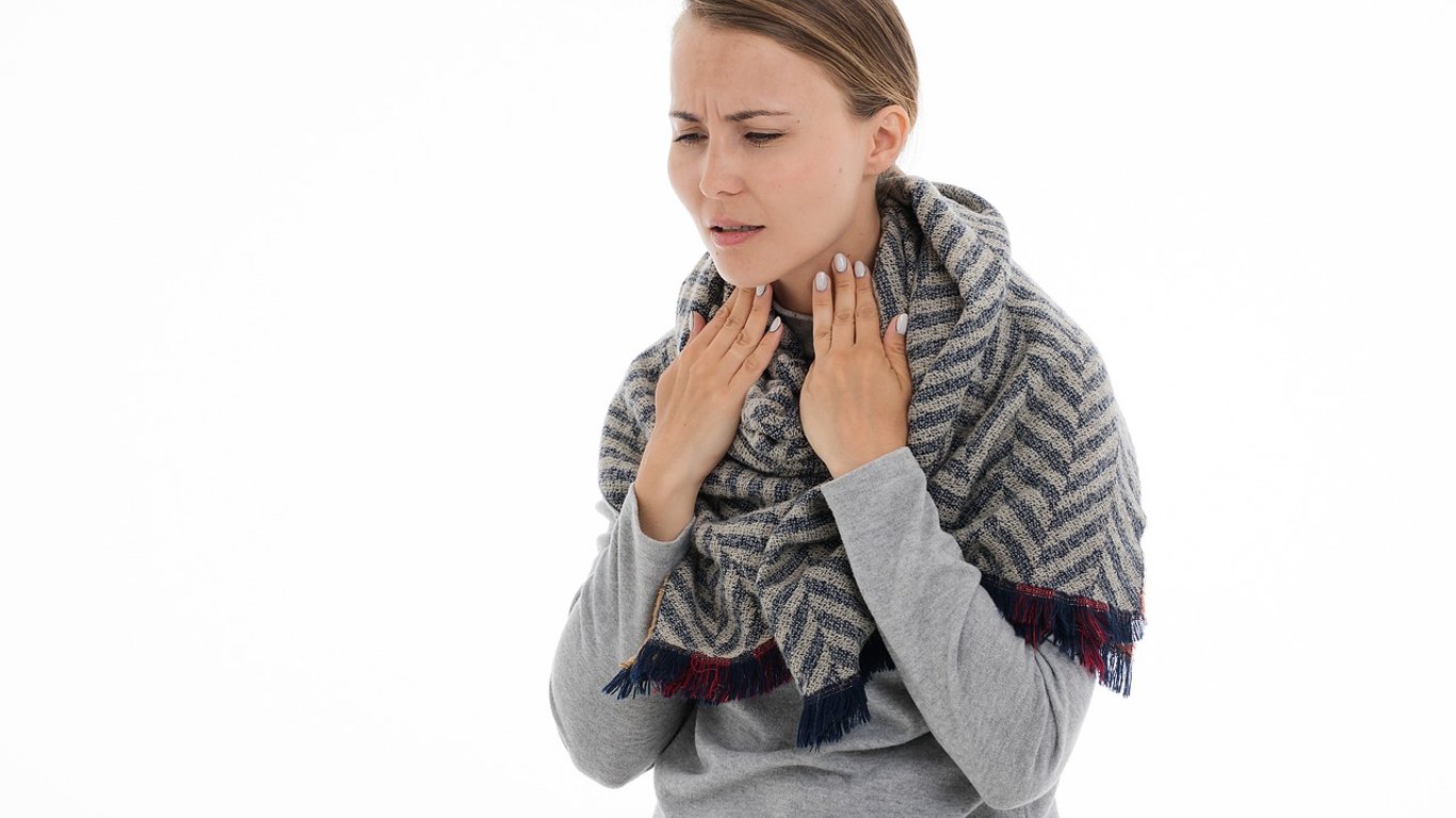 Комаровский назвал лучшие способы лечения боли в горле