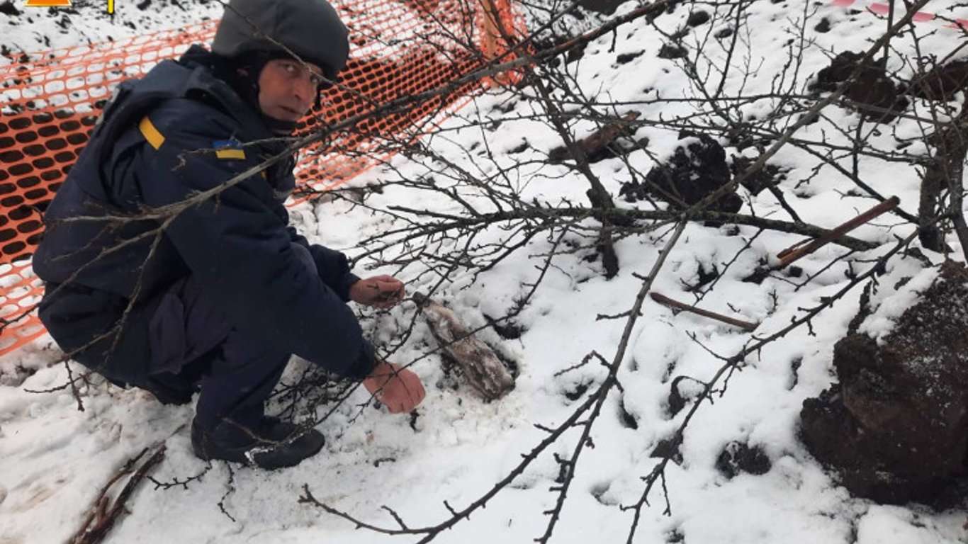 В Харькове нашли артиллерийский снаряд возле жилого дома