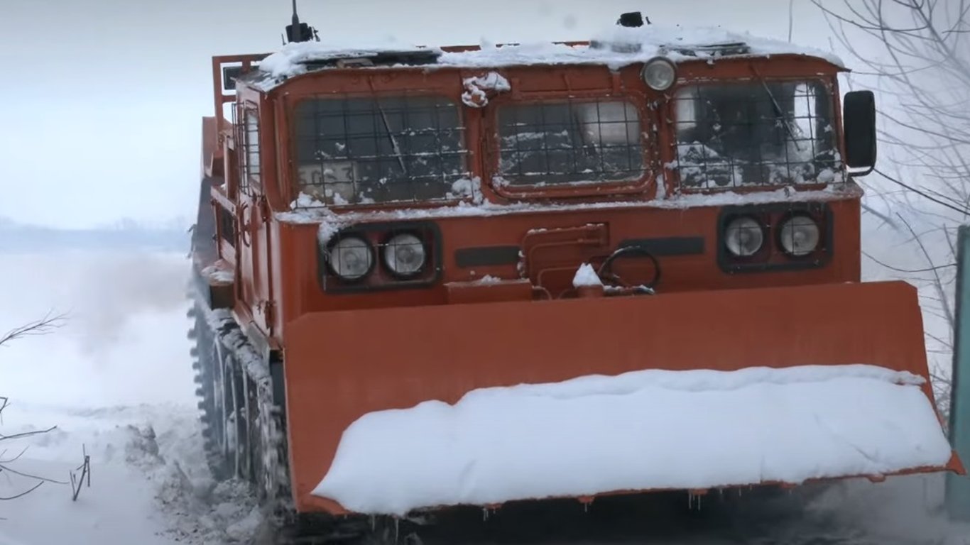На Харьковщине военную гусеничную технику переделали в снегоуборочную машину