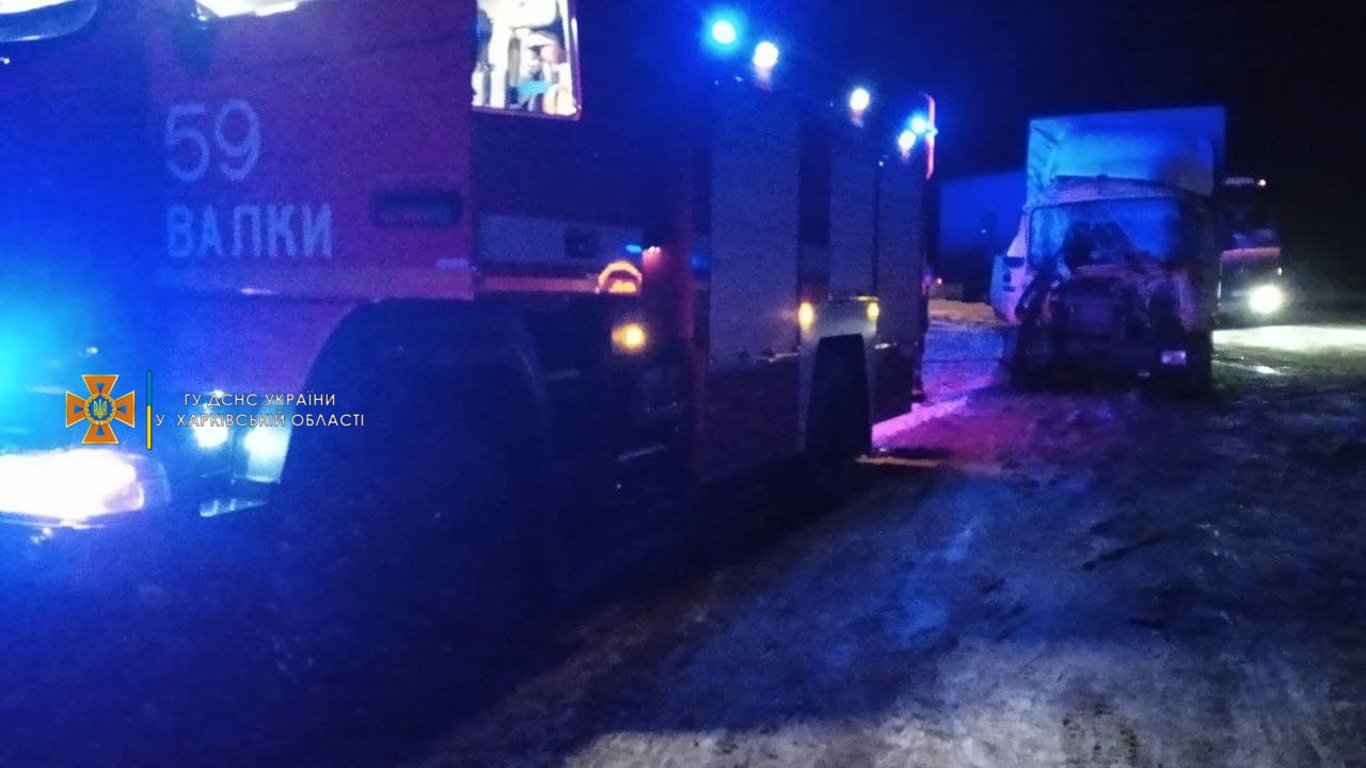 На Харьковщине ДТП двух фур заблокировало движение по стратегической дороге