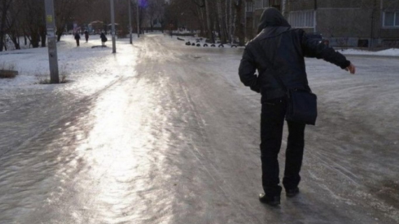 Негода у Києві - вулиці та тротуари не розчистили від снігу та бруду