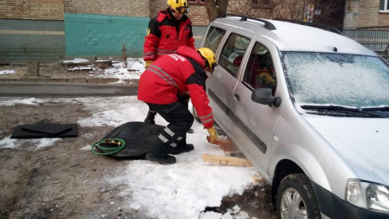 Дороги в Киеве - два авто провалились в яму - фото