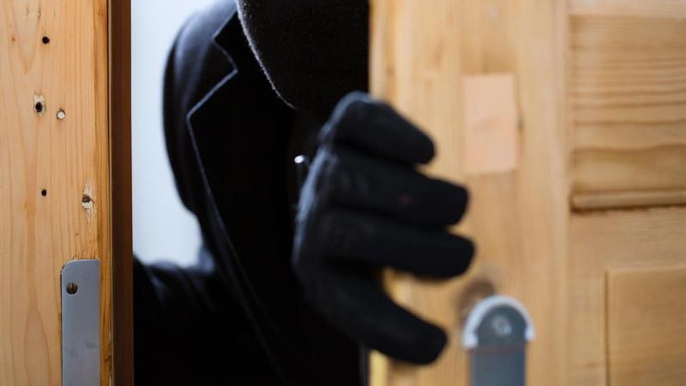 Пограбування на Київщині: грабіжник виніс з будинку жінки гаманець та банківські картки