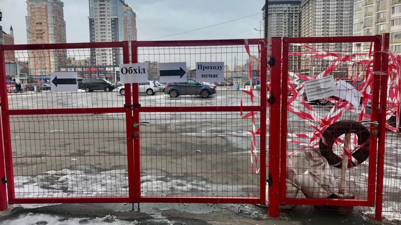Парковка в Киеве: люди проломили ограждение парковки, которая находится на пешеходной части