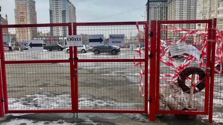 Киевляне проломили забор парковки в пешеходной зоне. Фото - 285x160