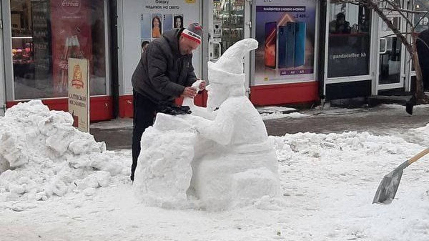 У Харкові чоловік виліпив снігову скульптуру по мотивам казки – фото