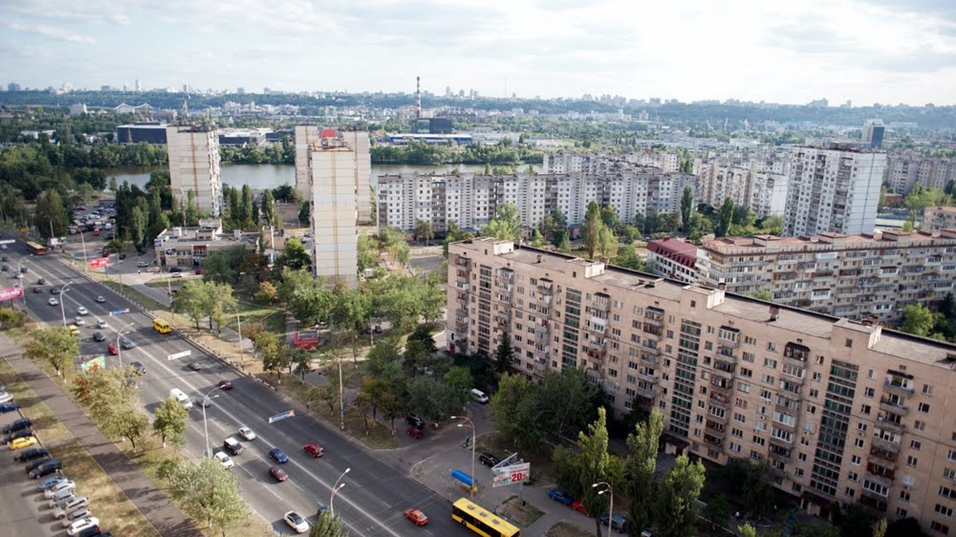 ЖКХ в Киеве: в подъездах на Оболони трещины в стенах, мусор и плесень