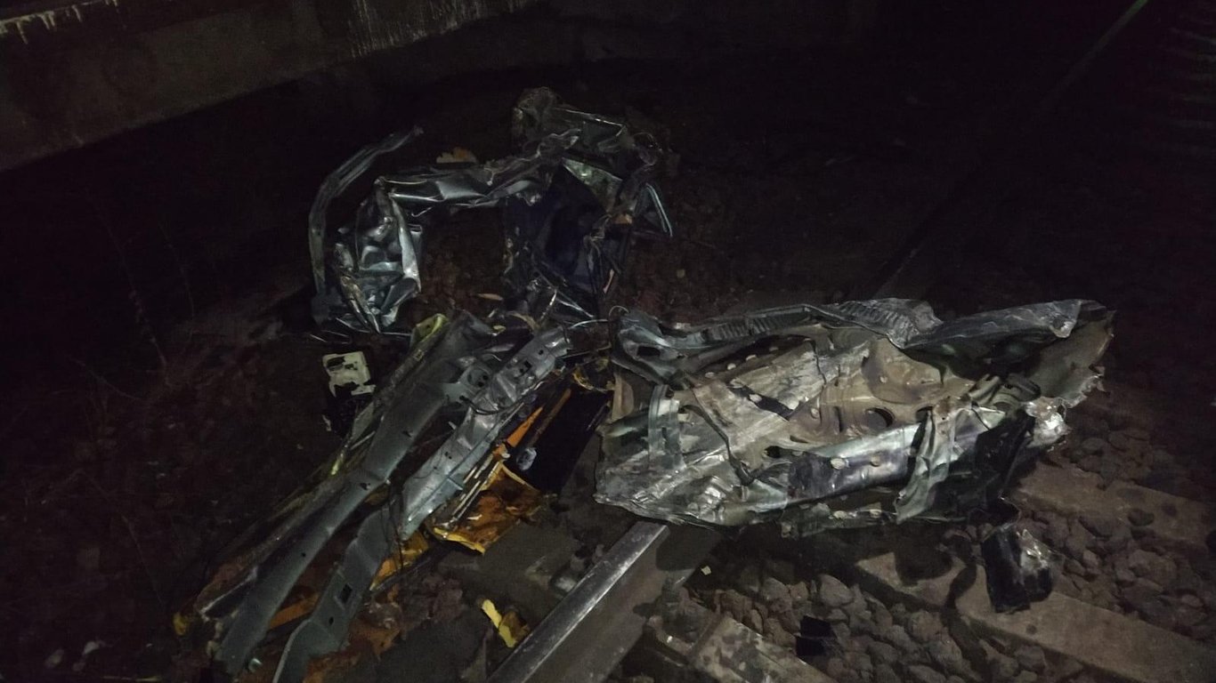 На Одещині поїзд протаранив авто, водій помер