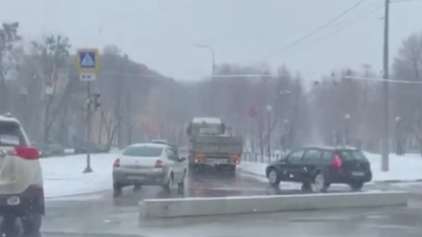 В Харькове во время движения по оживленной магистрали из грузовика выпал столб