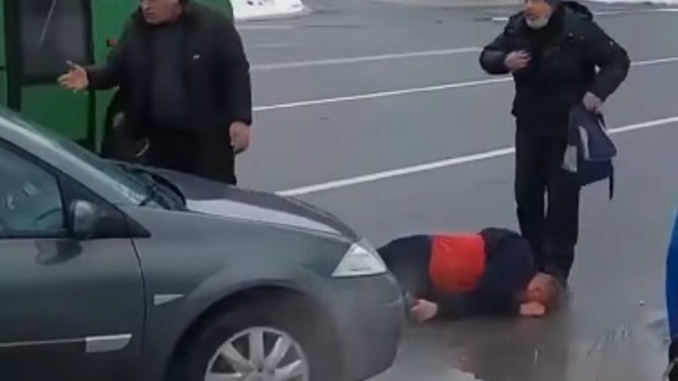 В Харькове неизвестные напали и избили водителя маршрутки