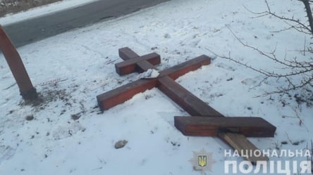 Под Киевом два парня сломали памятный крест ради развлечения: подробности. Фото - 285x160