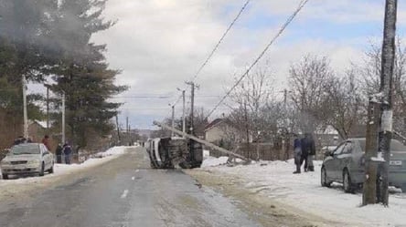 Врезался в электроопору и перевернулся: на Львовщине госпитализировали 25-летнего водителя. Фото - 285x160