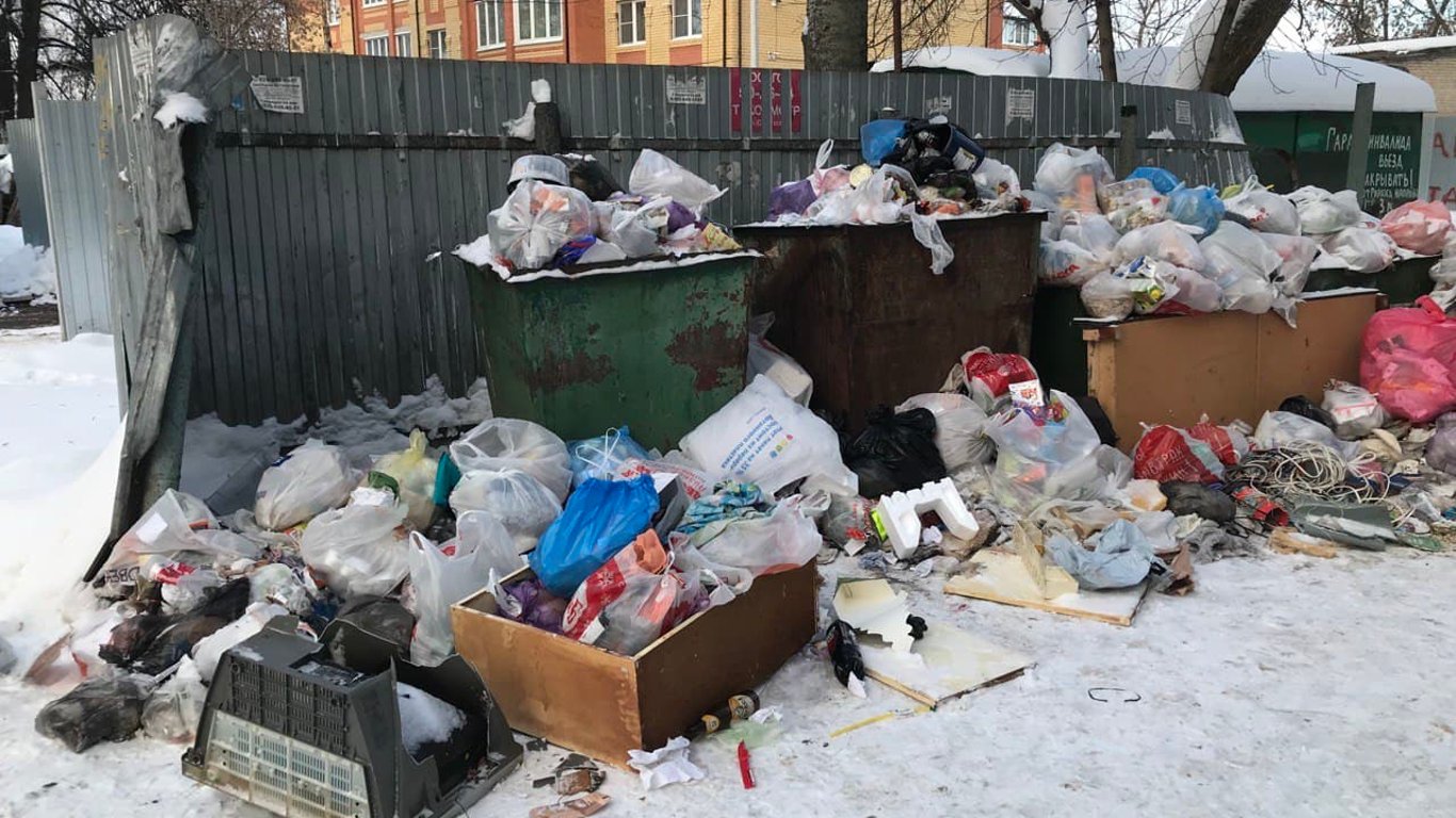 Под Киевом машину героя парковки завалили мусором - фото