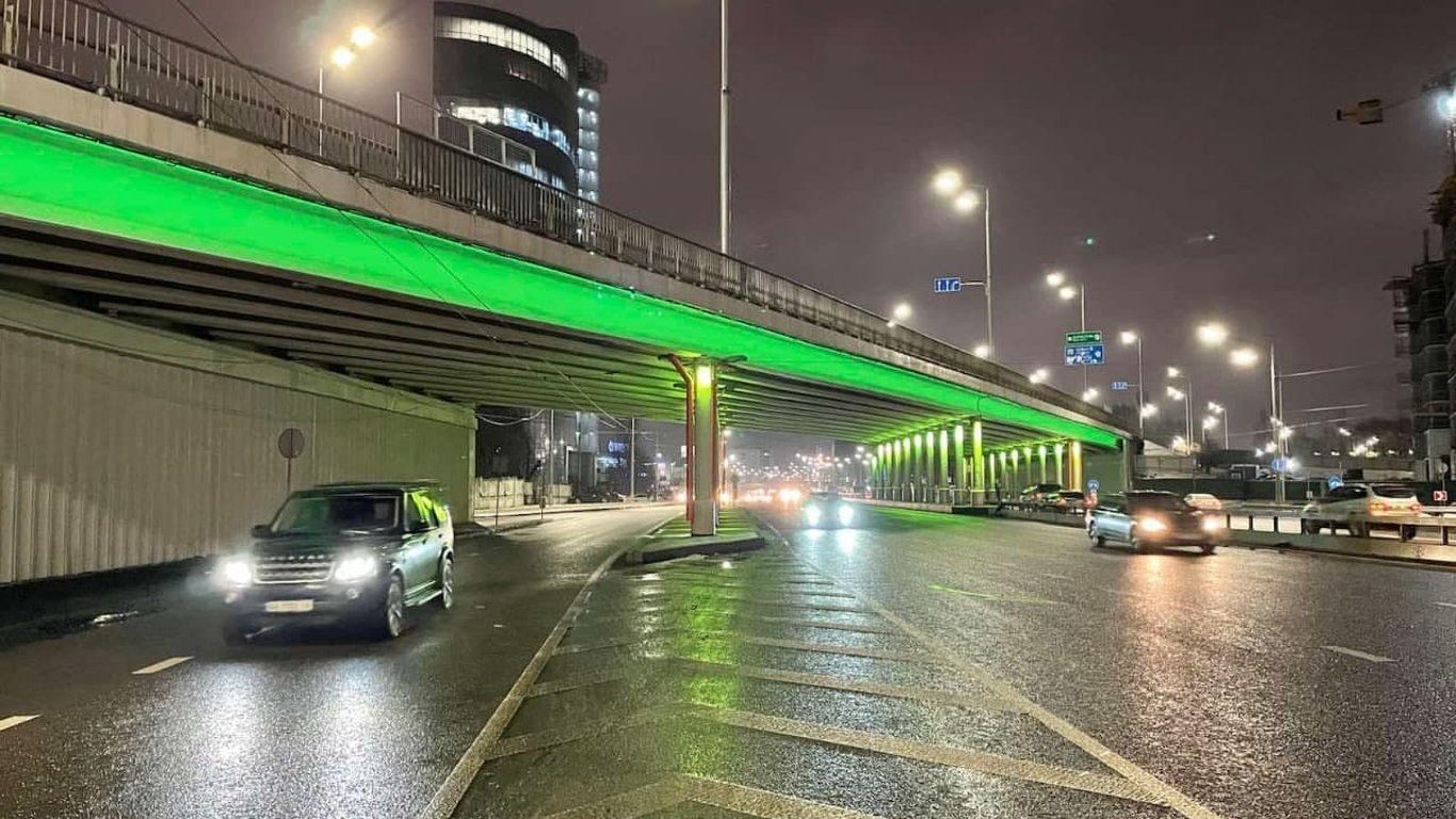 Мост на Куреневке эффектно подсветили - Новости Киева