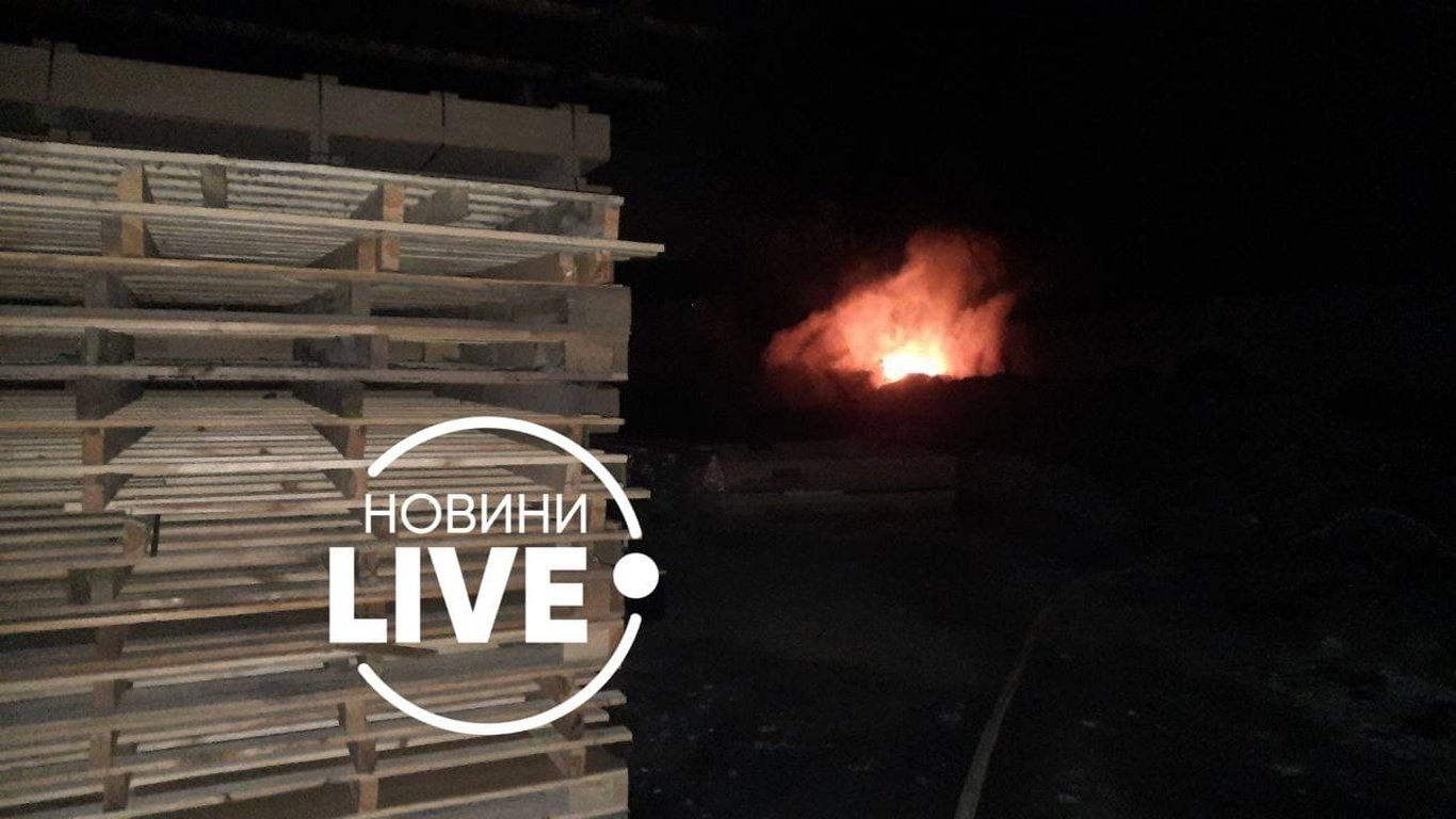 Пожар в Киеве - горела мебельная фабрика - фото
