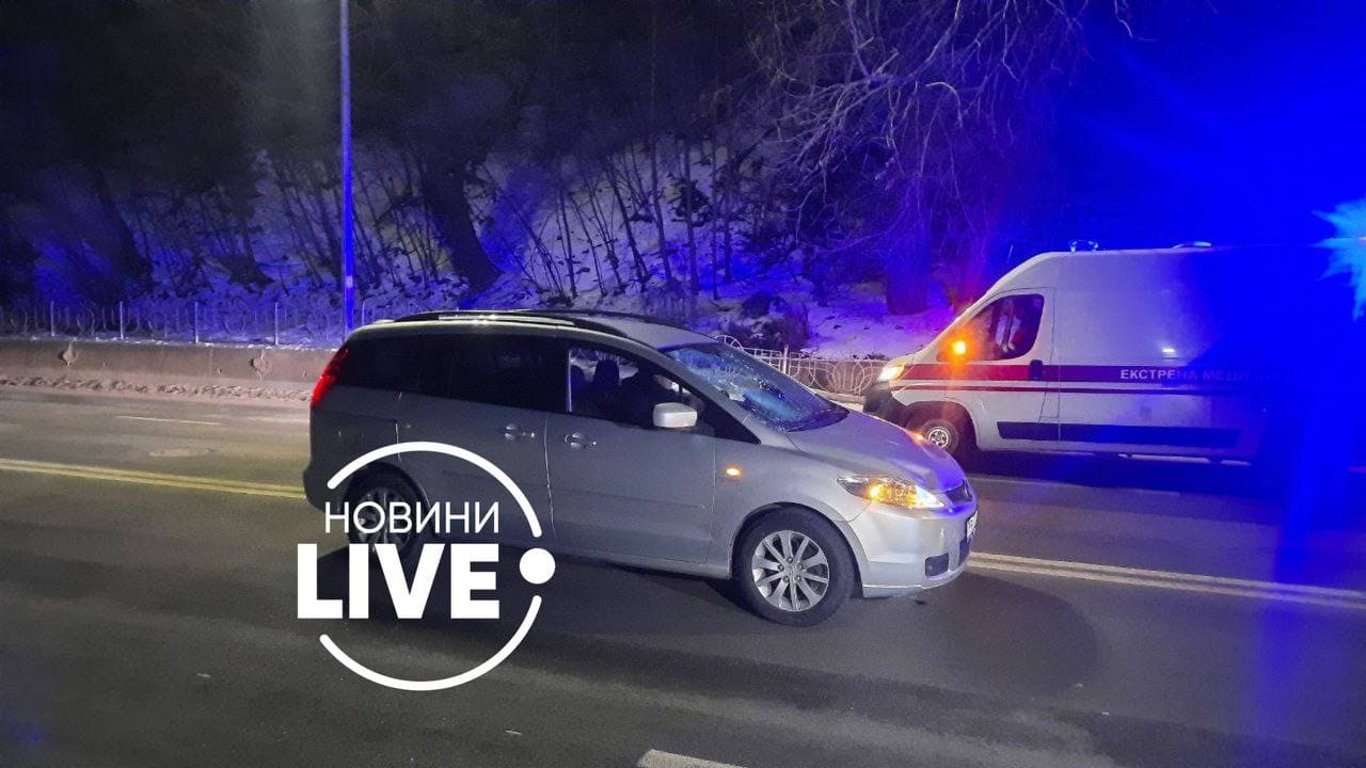 ДТП у Києві-  чоловік перебігав дорогу біля Байкового кладовища і потрапив під колеса авто - фото