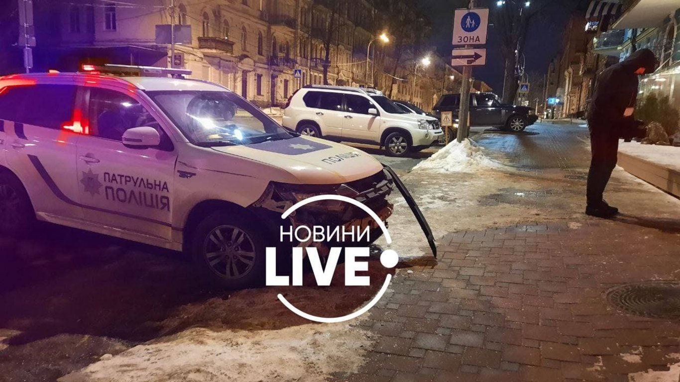 ДТП в Киеве - неадекватный водитель разбрасывал валюту и повредил полицейские машины - фото