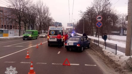 Во  Львове водитель сбил пожилую женщину-пешехода. В сети появилось видео ДТП - 285x160