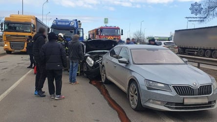 Столкнулись две легковушки и фура: на окраине Одессе произошло ДТП с пострадавшими. Видео (обновлено) - 285x160