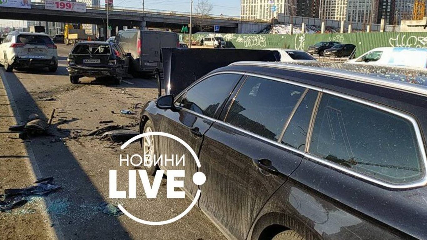 ДТП у Києві - на проспекті Бажана зіткнулися чотири авто - фото