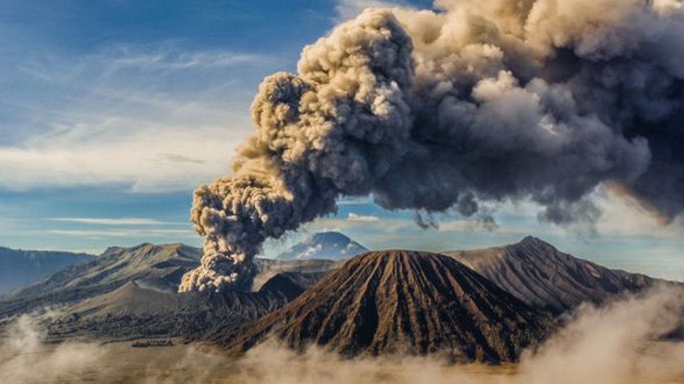 На Курилах проснулся вулкан Эбеко - видео