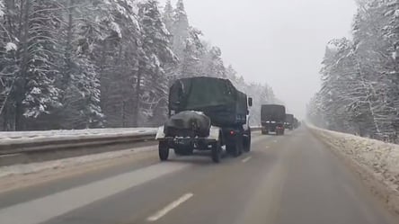 Россия перекидывает военную технику в Брянскую область недалеко от границы с Украиной. Видео - 285x160