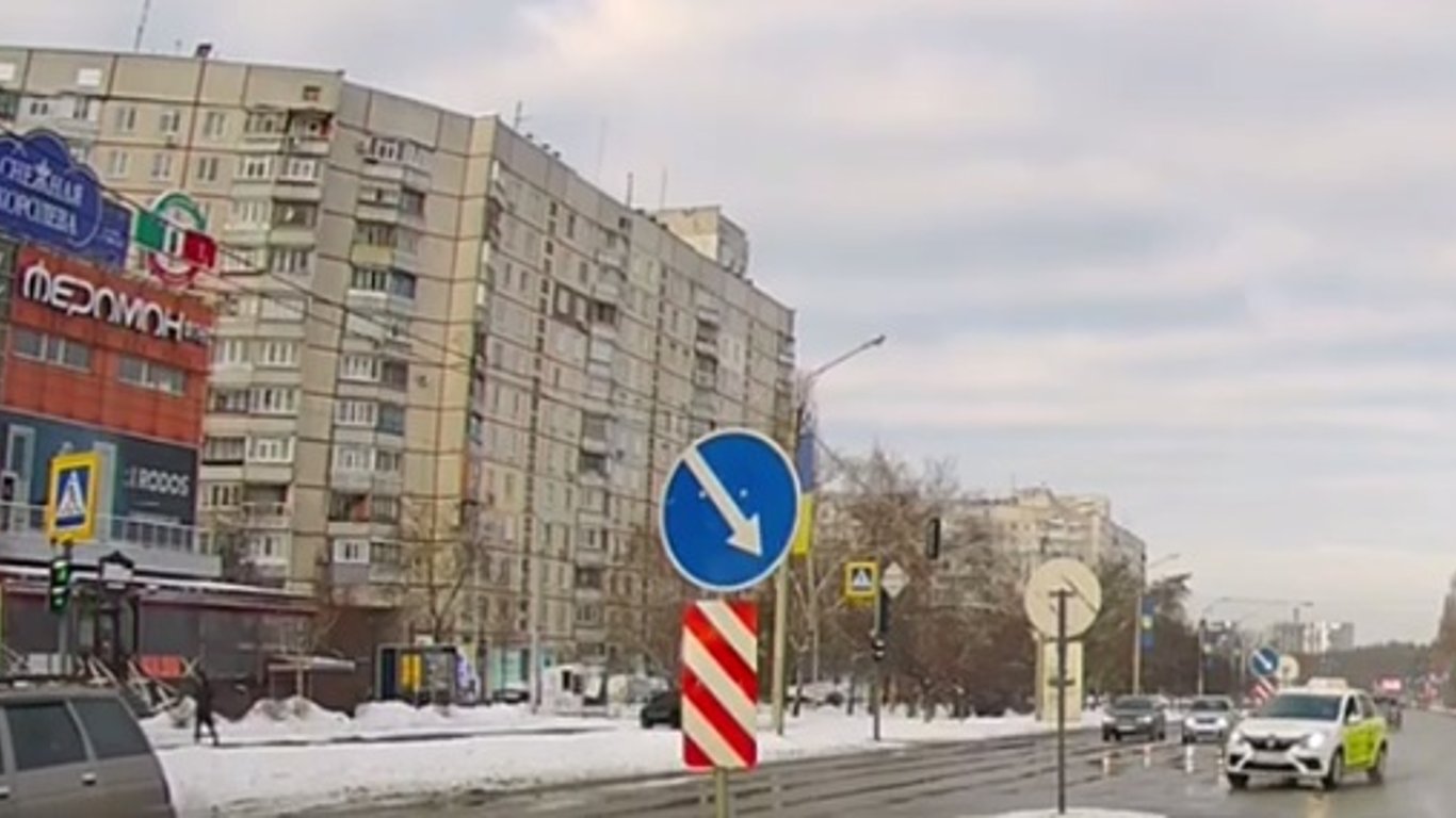 В Харькове водитель такси грубо нарушил ПДД - Видео