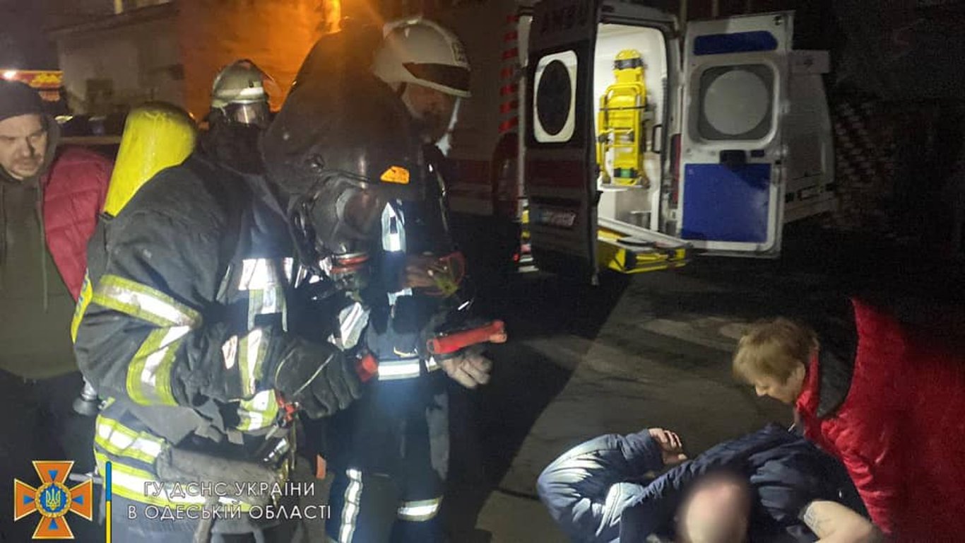 В Одессе пожарные спасли двух мужчин из пожара
