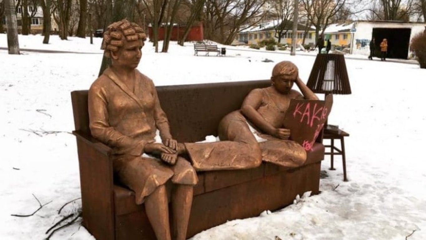 Скульптура батькам у Києві: вандали зіпсували скульптуру в парку Орлятко