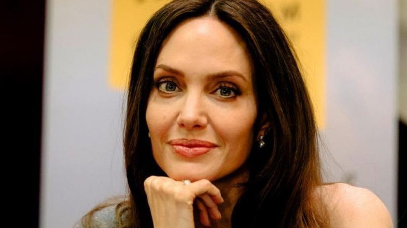 Анджелину Джоли засняли на улице в стильном тренче - идеальном на весну 2022