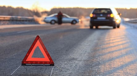 На Киевщине в жутком ДТП погиб пешеход: мужчину переехало два автомобиля - 285x160