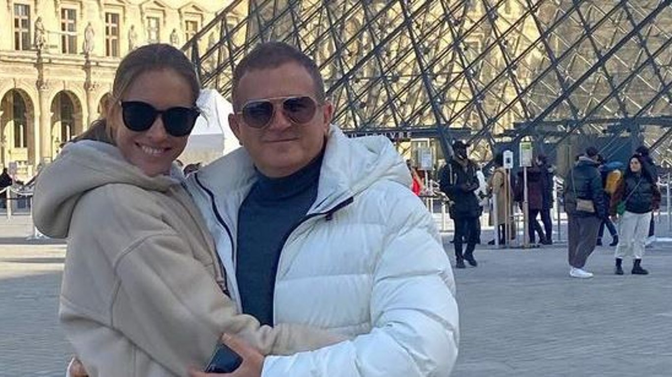 Горбунов показав ніжне фото з Осадчою: пара позувала в готелі в Парижі