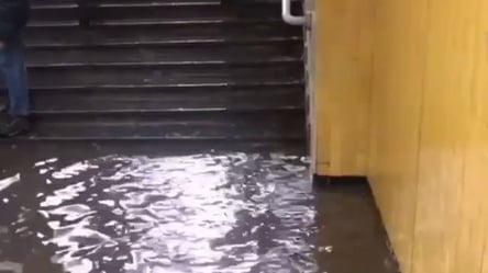 У Харкові через прорив каналізації затоплений вестибюль однієї зі станцій метро. Відео - 285x160