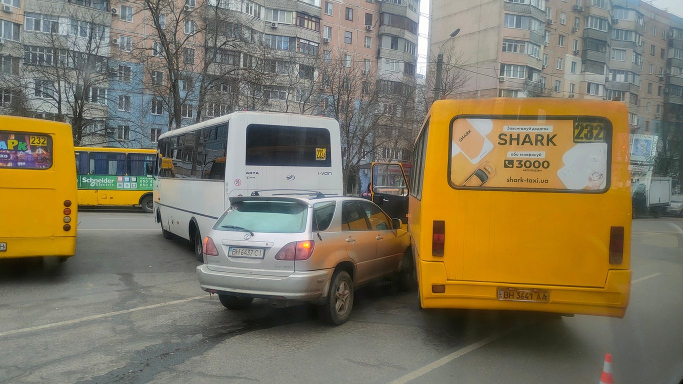 В Одессе, на Таирова, произошло ДТП с участием маршрутки