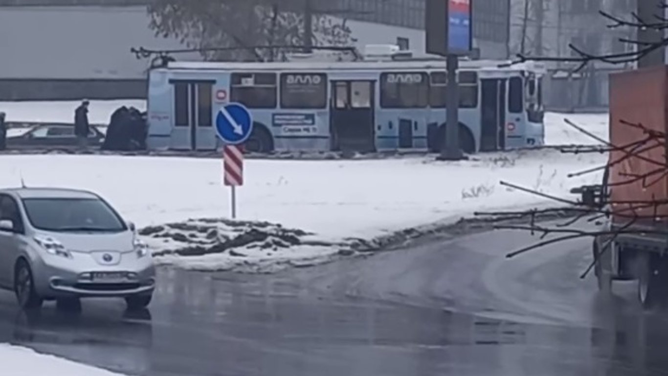 В Харькове на одной из улиц жители толкали троллейбус