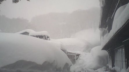 Рекордные снегопады засыпали Японию. Видео - 285x160