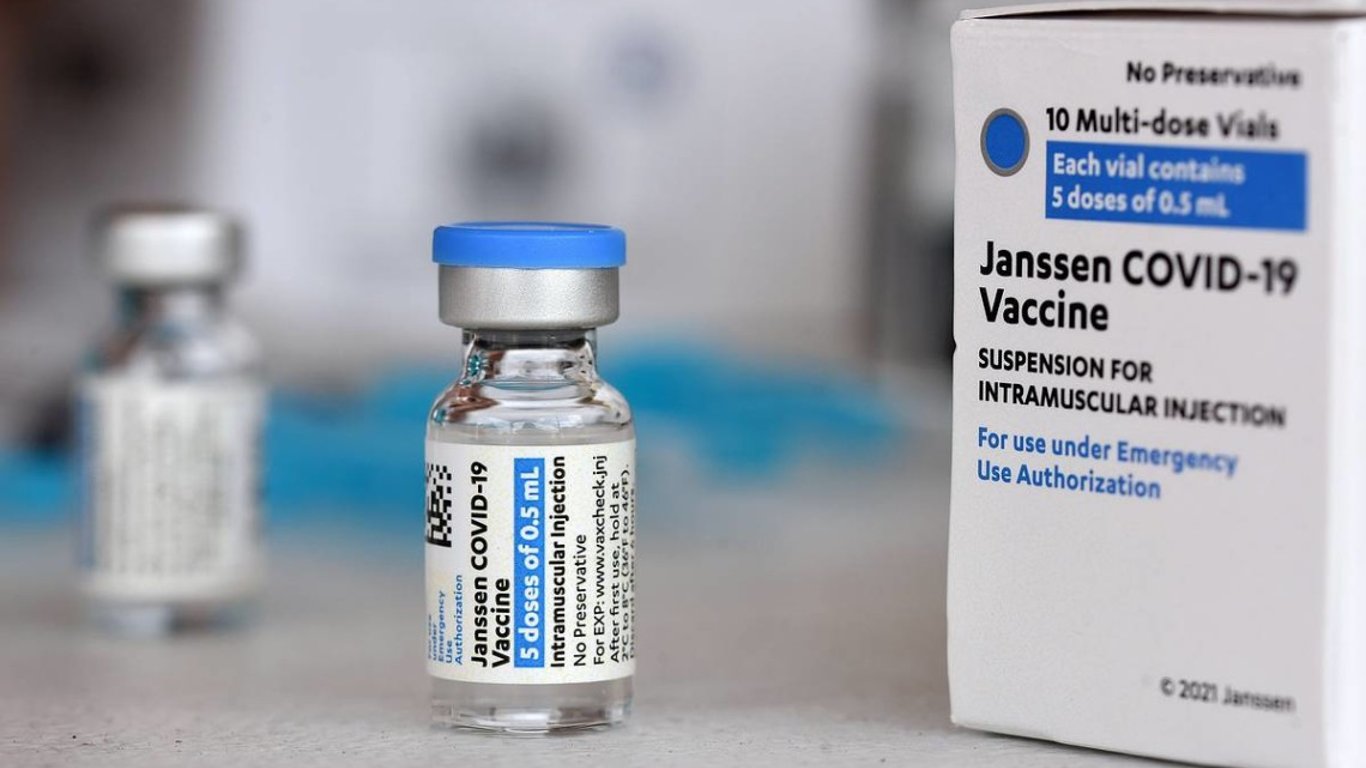 Компания Johnson & Johnson свернула производство однодозной вакцины от COVID-19