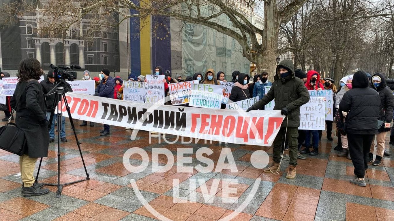 В Одессе возле мэрии люди собрались сразу на три митинга
