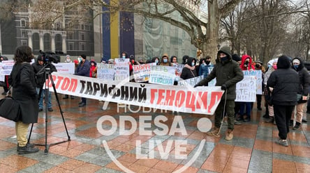 В Одессе возле мэрии люди собрались сразу на три митинга. Фото, видео - 285x160