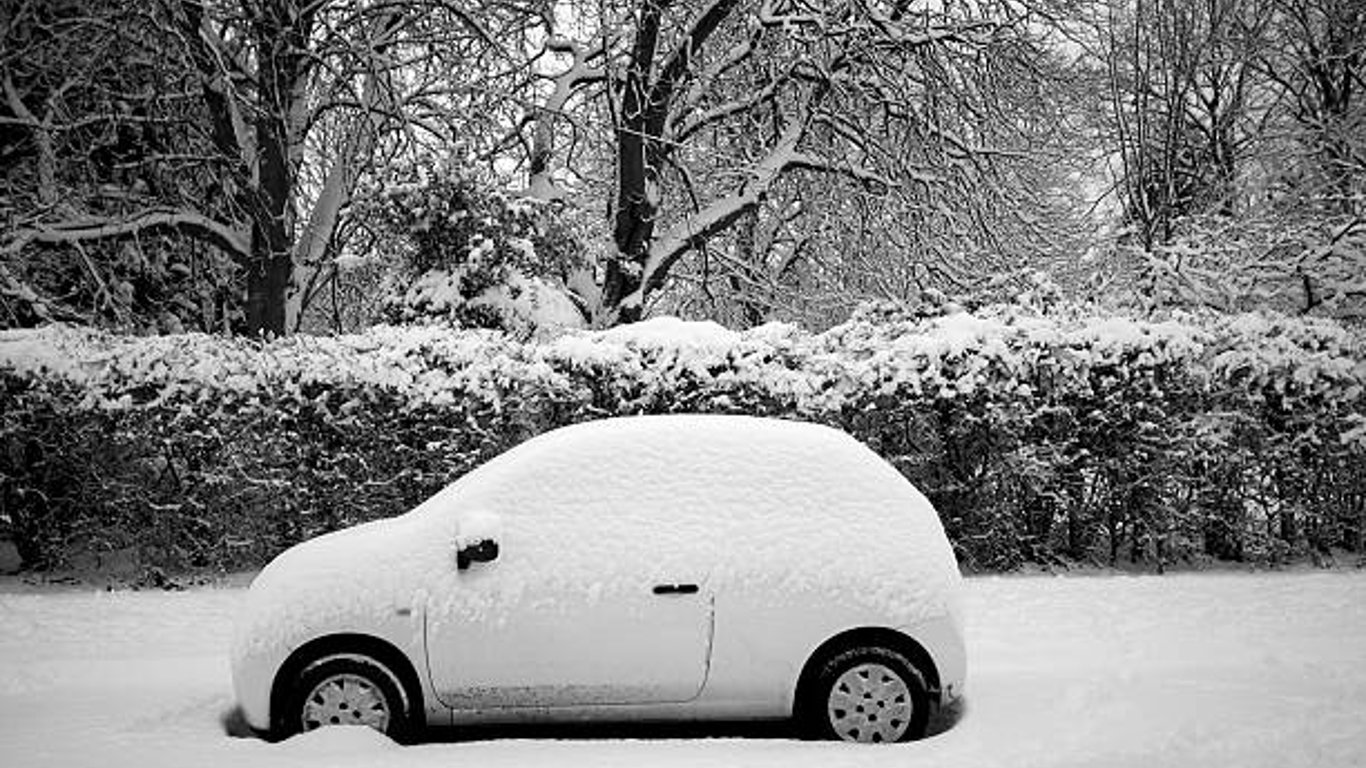 У Харкові зліпили автомобіль із снігу – відео