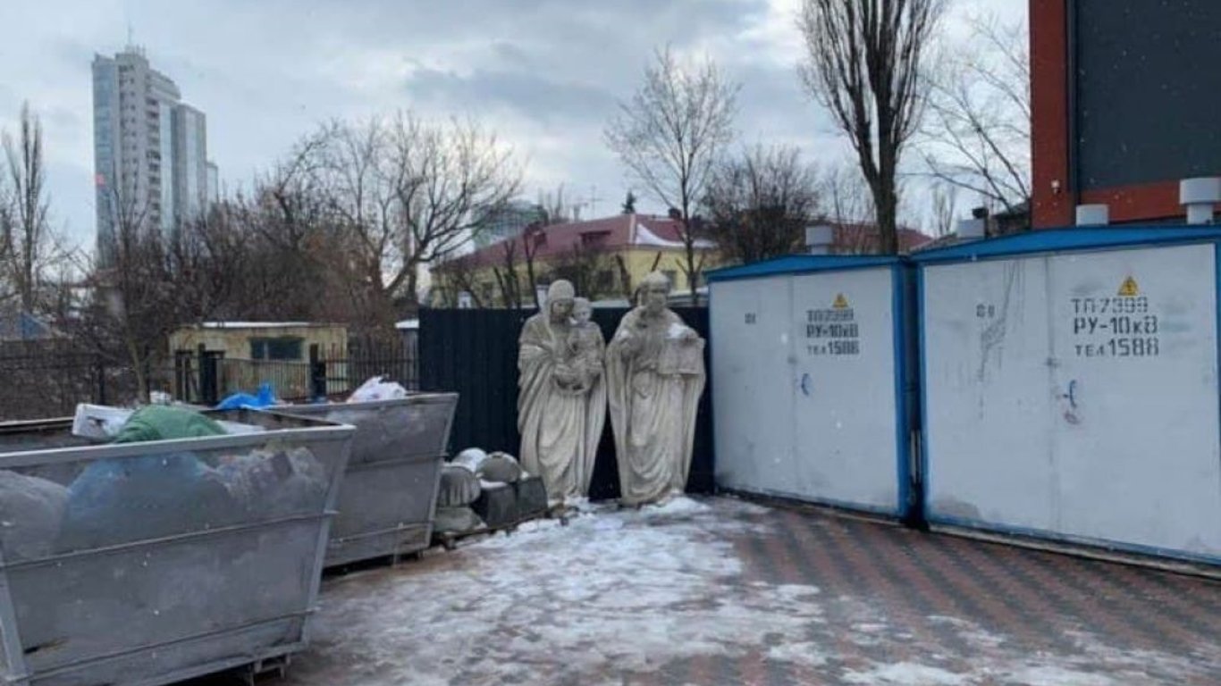 Інцидент у Києві: невідомі викинули статую Діви Марії на смітник