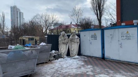 У Києві "безбожники" викинули статую Діви Марії на смітник. Фото - 285x160